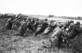 Soldats français à l’abri d’un talus lors de la bataille de la Marne.