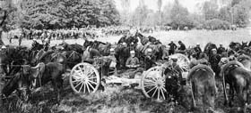 Batterie de canon de75 et son train d'équipage du 20ème régiment d'artillerie de campagne de Poitiers au marais de Saint-Gond, entre le  5 et le 9 Septembre 1914. 