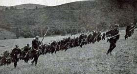 Détail de la charge à la baïonnette sur le plateau d'Etrepilly (Seine-et-Marne) aux abords du cimetière, durant la bataille de la Marne, 8 septembre 1914.