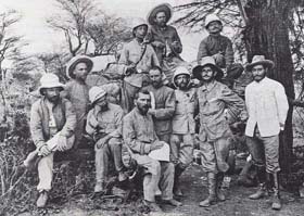 Photo des officiers et sous-officiers français de la mission Congo-Nil (1886-1900) arrivés en Abyssinie en1899, après la traversée de l'Afrique et l'épisode de Fachoda. Assis de gauche à droite le lieutenant Largeau, le docteur Emily et le capitaine Germain. Debout au deuxième rang le sergent Venail, l’interprète Landeroin le capitaine Baratier, le commandant Jean-Baptiste Marchand (1863-1934), chef de l'expédition et l’enseigne de vaisseau Dyé. En arrière-plan, le lieutenant Fouque, le sergent Dat et le lieutenant Charles Mangin, l’un des futurs chefs de guerre du premier conflit mondial.