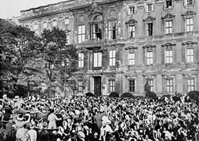 La foule acclame le Kaiser Guillaume II au balcon du palais impérial à Berlin, le 1 août 1914. 