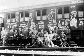 Wagon allemand couvert d’inscriptions lors de la mobilisation. On y voit notamment « Poincaré, oweh ! oweh ! » (Malheur, malheur !) « Nicolaus bald ist’s aus ! » (Nicolas, c’est bientôt fini) «  Landwehr Ausflug » (excursion de la Landwehr, l’armée de réserve à laquelle appartiennent ces hommes). Un couple est dessiné, dansant sous l’inscription « Tango, Moulin Rouge, Paris ».
	