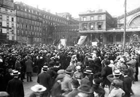 Mobilisés parisiens à la gare de l’Est, le 2 août 1914. La passerelle entre la gare et l'hôtel sur la gauche a depuis été détruite, mais les portes d'accès des deux côtés restent visibles 