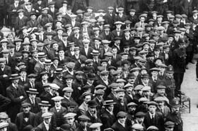 Des volontaires britanniques de la « Kitchener's Army » attendent leur solde dans le cimetière de Saint-Martin-in-the-Fields, Trafalgar Square à Londres, 1 août 1914. en août 1914. 