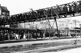 Le 7 ou 8 août 1914, les troupes bavaroises quittent sous les hourras et les salutations d’adieu, la gare de Fürth près de Nuremberg. 