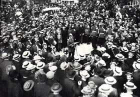 Berlin, Unter den Linden : annonce officielle de l’état de guerre imminent l’après-midi du 31 juillet 1914 à 17 heures par l’officier Hermann Rex (décédé en 1937 à Munich), du régiment des Grenadiers de l’Alexander Regiment. 