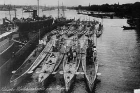 U-Boote allemands dans le port de Kiel et février 1914 ; au premier plan les U-22, U-20, U-19 et U-21. Au second plan, les U-14, U-15, U-12, U-16, U-18, U-17, et U-13. Au fond, les U-11, U-9, U-6, U-7, U-8 et U-5.