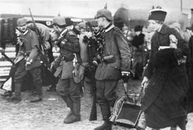 La mobilisation à Berlin : scène de départ de soldats pour le front. Comme dans tout le Reich, la mobilisation ne se fait pas dans l’enthousiasme. Elle est emprunte de gravité, voir de tristesse. 