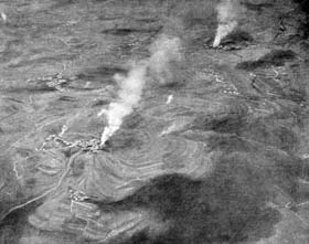 Ban de Sapt. Combats de la Fontenelle, 9 juillet 1915. La côte 627 se trouve entre la Fontenelle (au centre) et Launois (angle supérieur droit). Dans les deux villages les maisons sont en feu. Les autres fumées sont des explosions d'obus. 