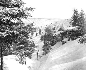  Camp Sermet à l’Hilsenfirst. Le Langenfeldkopf ainsi qu'une tranchée sont bien visibles en arrière plan.