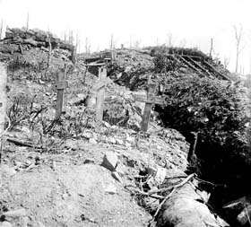  Tombes de soldats français dans une tranchée de l'Hartmannswillerkopf. 