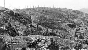  HWK : le secteur du sommet au printemps 1915, totalement labouré par les bombardements. Le sommet étant intenable, les combattants s’enterrent un peu en retrait de la ligne de crête. 