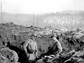 Boyau au col de la Chapelotte. La « guerre des mines » fera rage sur le site jusqu’en 1917.