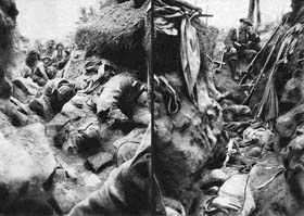 Tranchée remplies de cadavres après leur prise par les Chasseurs Alpins. Printemps 1915. 