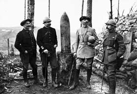 Lingekopf, 30 janvier 1916. Le général d’Armau de Pouydraguin et ses officiers à quelques mètres des lignes allemandes. Ils posent auprès d’un obus de 210mm. 