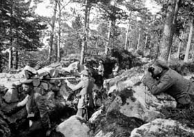  Soldats allemands dans une tranchée du Schratzmaennele, avril 1915. 