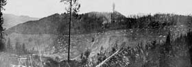  Vue d’ensemble des deux sommets du Reichackerkopf prise depuis les positions françaises du Sattelkopf en 1915.