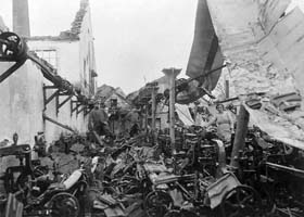 	Saint-Léonard, à proximité de Saint-Dié : ruines d’une usine détruite par les combats.