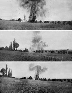  Trois phases de bombardement du village de Saint-Léger dans le Sundgau par les Allemands en 1915. Il s’agit sant doute d’une pièce de gros calibre, un obusier de 210mm.