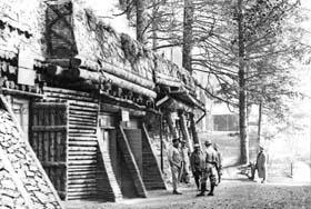  HWK, camp Jean Perrin, 1916 : ambulance alpine 304. Entrée  de la salle de pansements et d’opérations. 