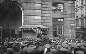 La révolution allemande ayant gagné l’Alsace, la République des soviets est proclamée devant l’Aubette par Jacques Peirotes le 10 novembre. Elle vivra 11 jours.