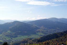 Les Reichackerkopf, col du Sattel et Sattelkopf vus depuis Hohrod. A droite, le Petit Hohneck et le Grand Hohneck. Dans la vallée, le village de Stosswihr. 