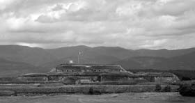 Belfort : le fort des Basses-Perches. Construit entre 1874 et 1877 par Séré de Rivières, il fait partie dui puissant ensemble fortifié de la ville et est destiné à barrer une possible offensive allemande vers la vallée du Rhône. 