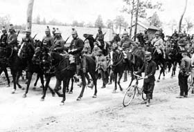 Les premiers prisonniers allemands en Lorraine en août 1914. Ceux-là échapperont à l’horreur des tranchées…