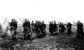 Infanterie française à l’assaut dans un champ, baïonnette au canon.