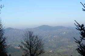 Panorama général des hauteurs de Munster avec, de gauche à droite, le Kleinkopf, le Barrenkopf, le Schratzmaennele, le Glasborn, les premières lignes françaises et le Hurlin.