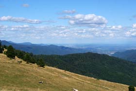 Vue sur l’entrée de la vallée de Munster et la plaine d’Alsace depuis le Petit Ballon. Les Vosges constituent un obstacle important à toute offensive allemande contre la France. C’est pourquoi l’état major du Kaiser les considèrent comme un front relativement secondaire.