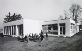 Doc. 1. Section de maternelle au cours d’une récréation, sous la surveillance d’une institutrice