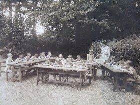 Doc. 15. Enfants prenant leur repas au dehors