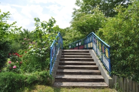 Pont aux rambardes colorées 