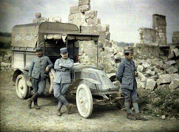 Soldats français et leur automobile militaire, près des lignes de front (1917)