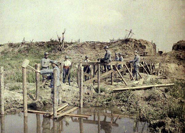 Pionniers français construisant un pont (Boezinghe, Belgique) 