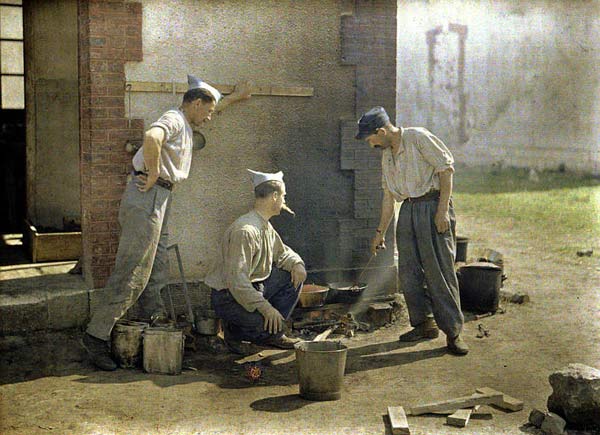 Poilus préparant leur repas devant leur cantonnement (v. Soissons, Aisne, 1917) 