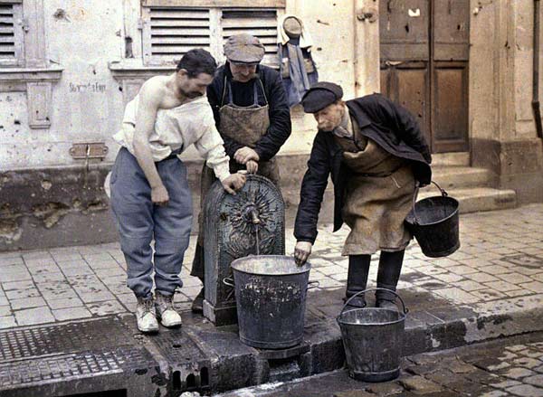 Soldat français faisant sa toilette à la fontaine publique (Reims, 1917)