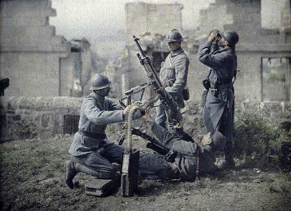 Soldats français pointant leur mitrailleuse sur un avion allemand (v. Soissons, 1917)