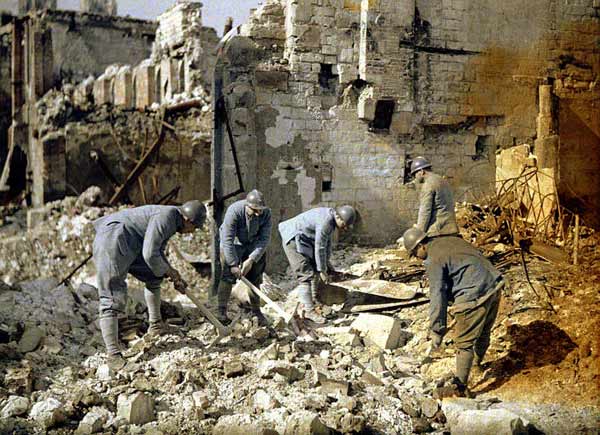 Déblaiement des décombres d'un village