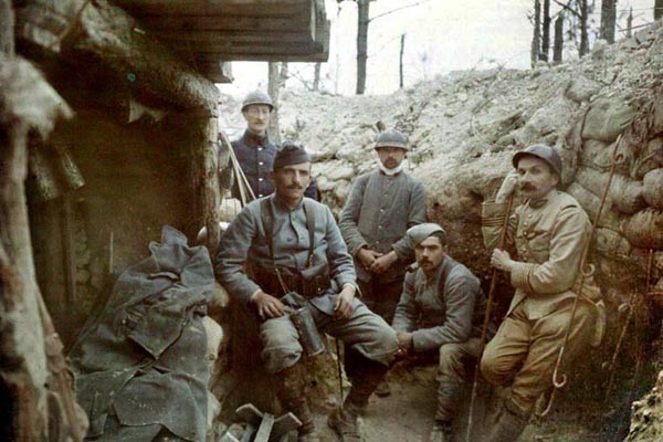 Soldats français et belges dans une tranchée (1917) 