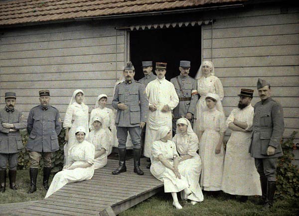 Médecins, infirmières et soldats devant un hôpital de l'armée française (1917)