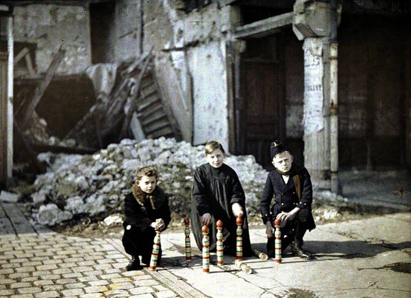 Jeu de quilles dans les ruines (Reims, 1917)