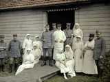 Médecins, infirmières et soldats devant un hôpital de l'armée française (1917)