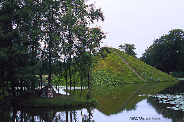 Schloßpark Branitz - Pyramide mit dem Grab des Fürsten Hermann v. Pückler 