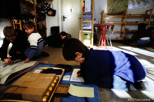 Freiarbeit in der Montessori Schuhle, Potsdam 3/98 