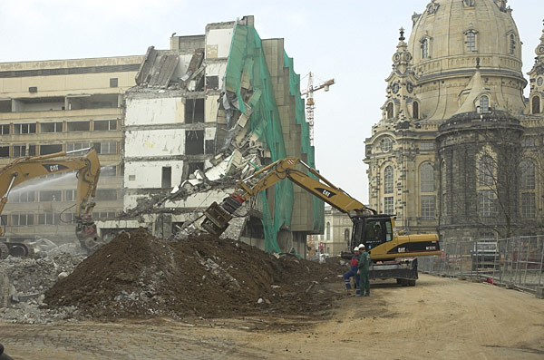 Démolition d'anciens bâtiments aux abords de la Frauenkirche reconstruite