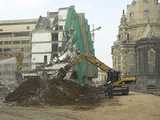 Démolition d'anciens bâtiments aux abords de la Frauenkirche reconstruite