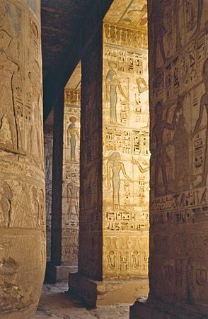 Medinet Abou : colonnes et reliefs