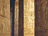 Medinet Abou : colonnes et reliefs